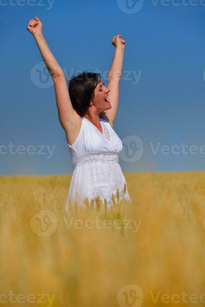 jeune femme avec les bras écartés vers le ciel photo