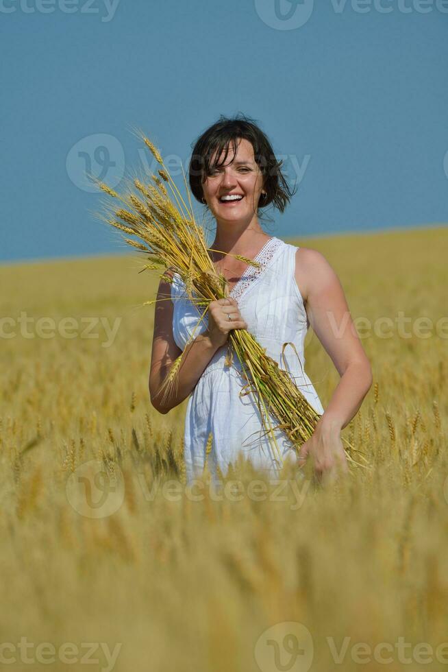 jeune femme dans un champ de blé en été photo