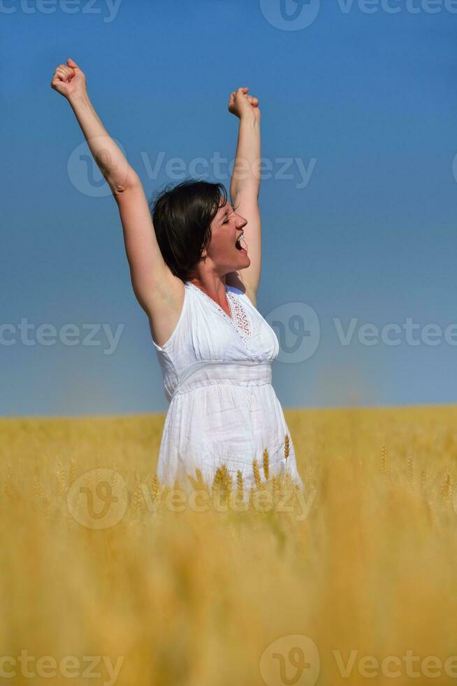 jeune femme avec les bras écartés vers le ciel photo