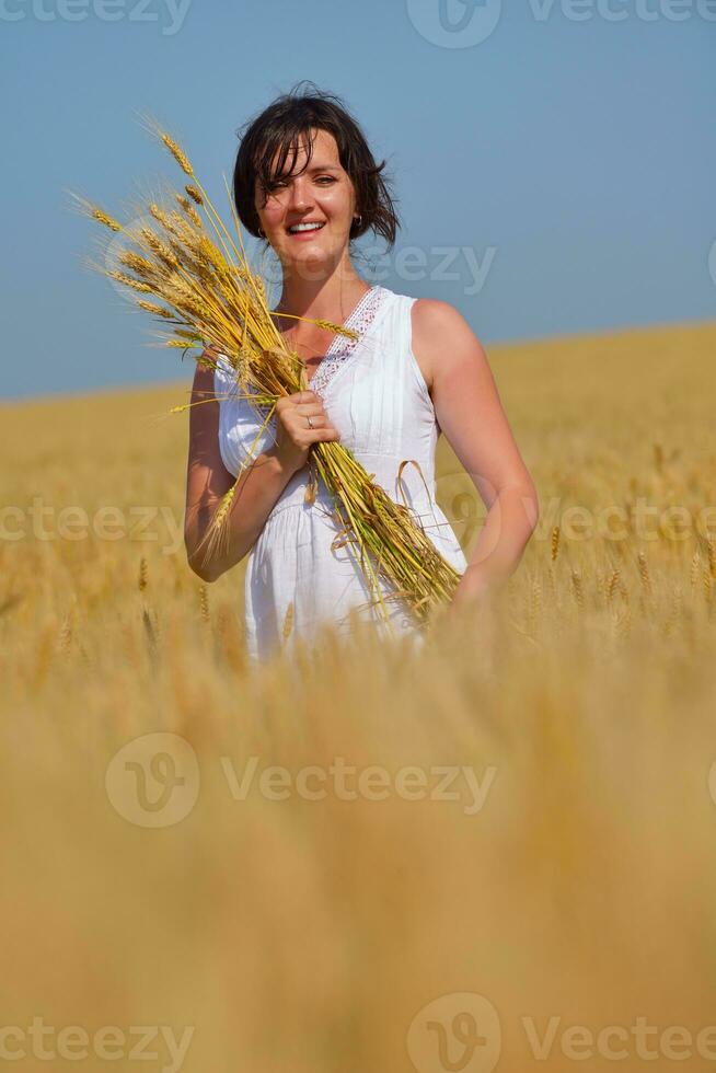 jeune femme dans un champ de blé en été photo