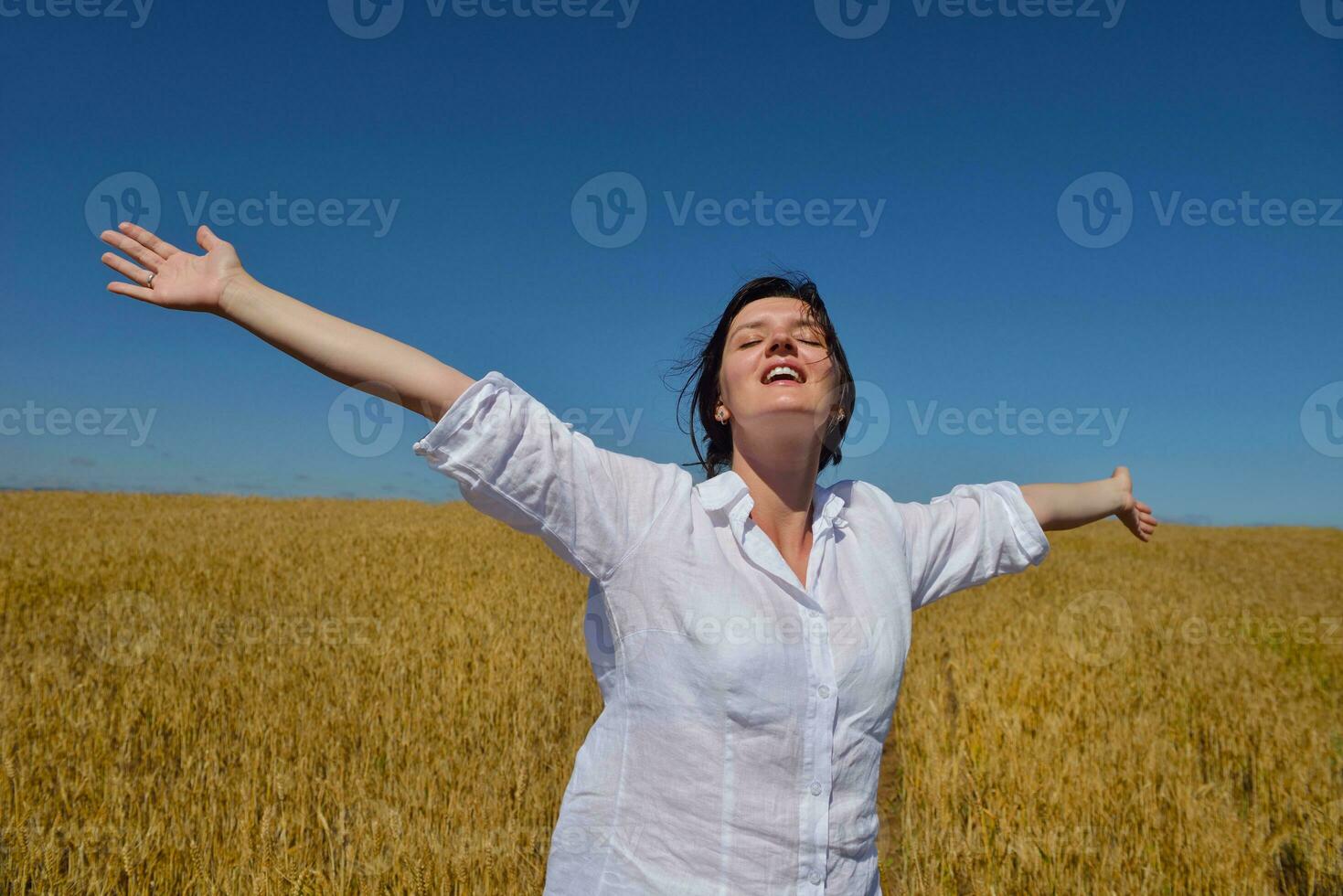 jeune femme dans un champ de blé en été photo