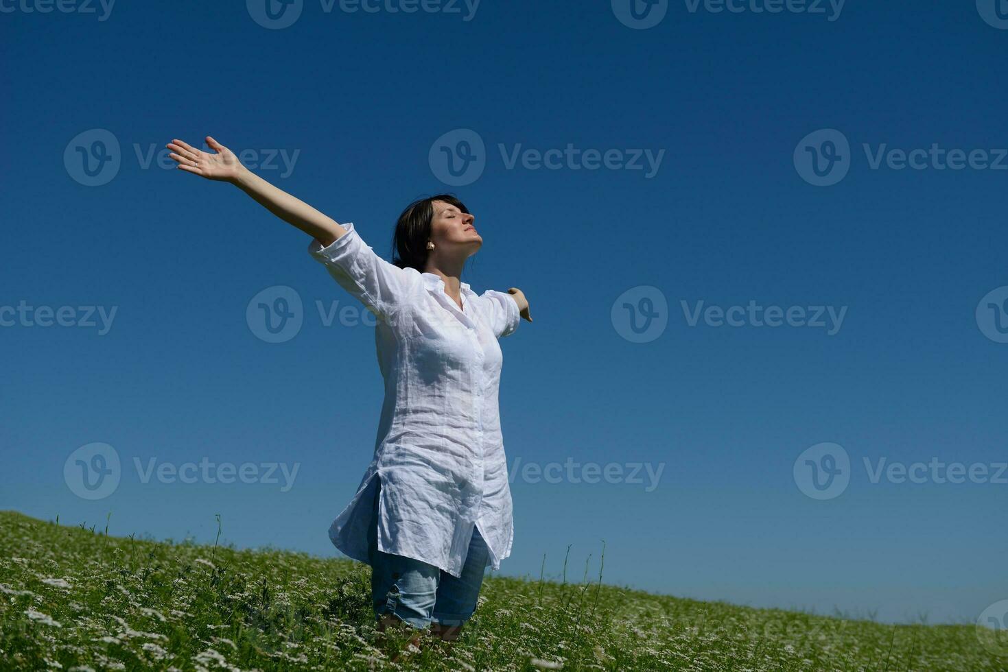 jeune femme heureuse dans un champ vert photo