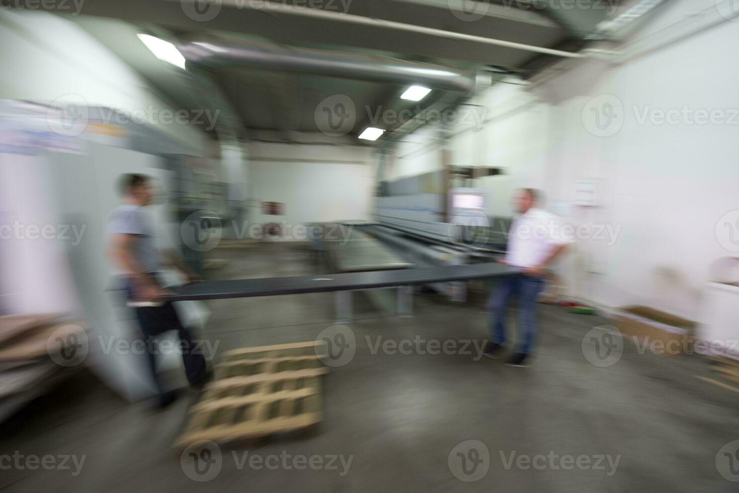 Ouvriers dans une fabrique de meubles en bois photo