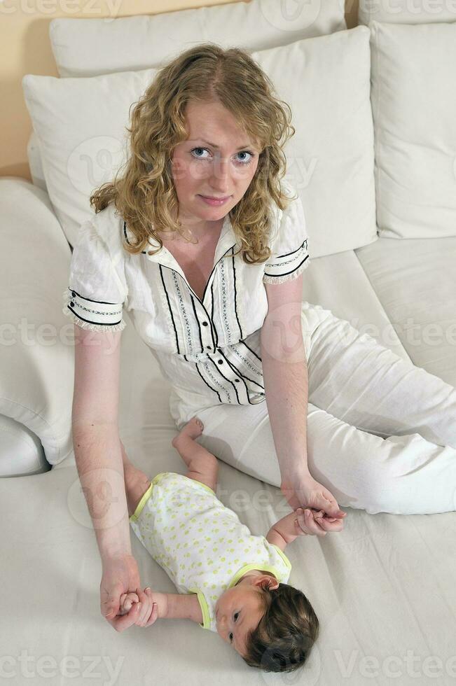 belle jeune mère petite avec petit bébé photo