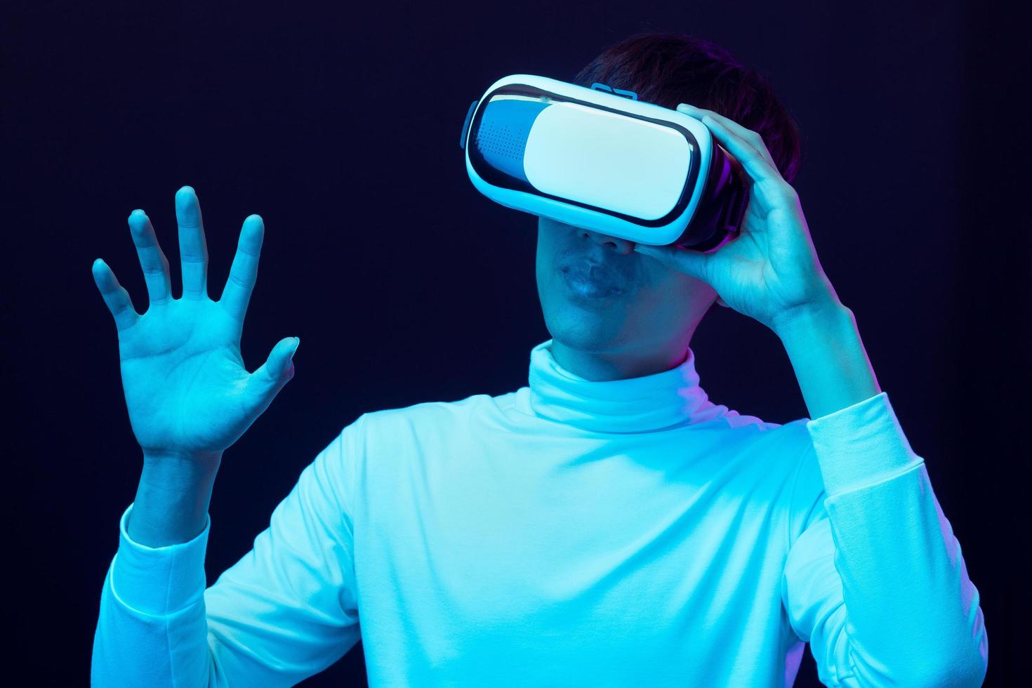 jeune homme asiatique portant des lunettes de réalité virtuelle regardant 360 degrés vdo photo