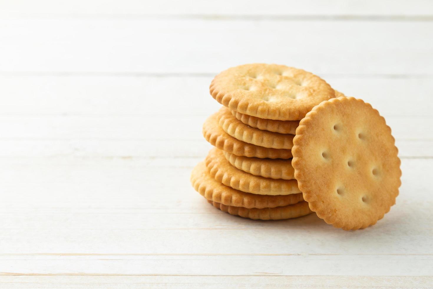 biscuits craquelins sur fond de table en bois photo