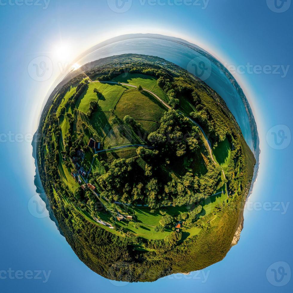 vue panoramique aérienne du lac léman depuis un drone photo