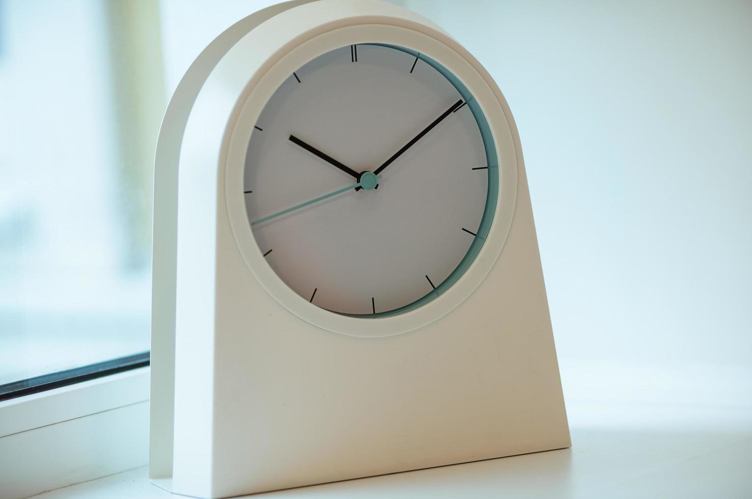 une horloge moderne blanche se bouchent photo