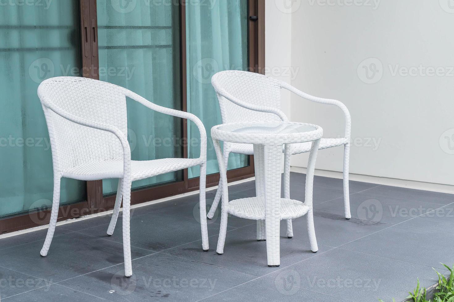 terrasse extérieure avec chaise et table photo