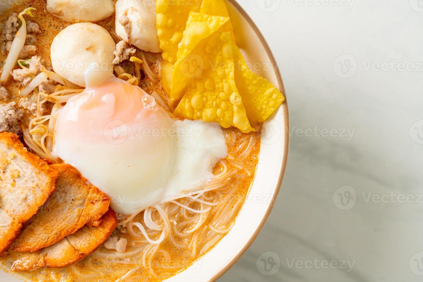 nouilles de vermicelles de riz avec boulette de viande, porc rôti et œuf photo