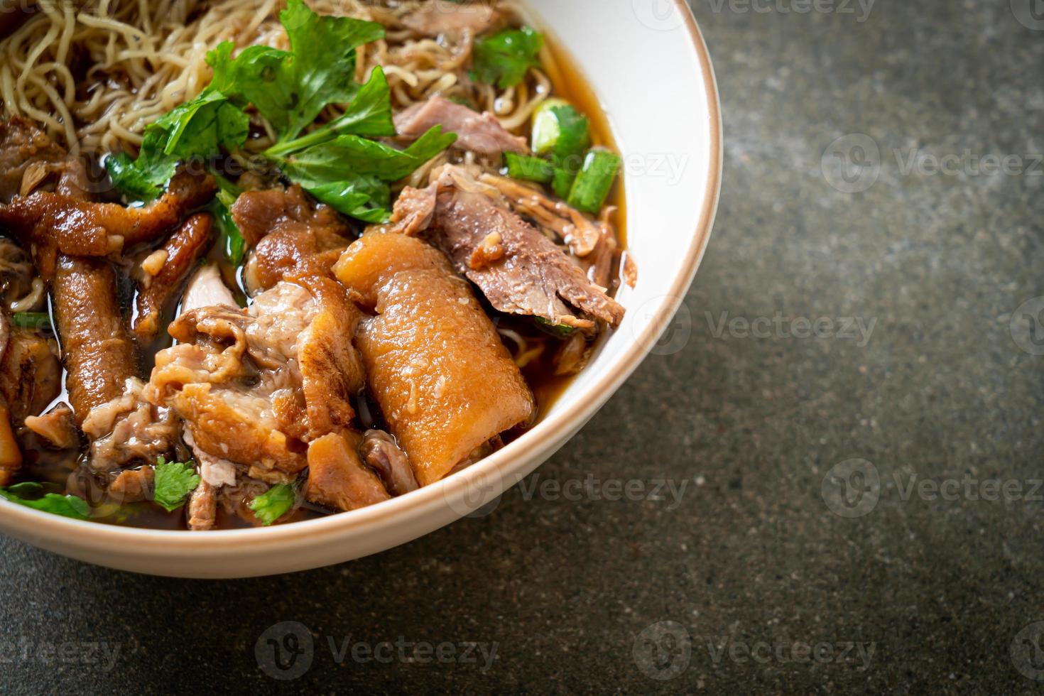 nouilles de cuisse de porc à l'étouffée dans une soupe brune photo