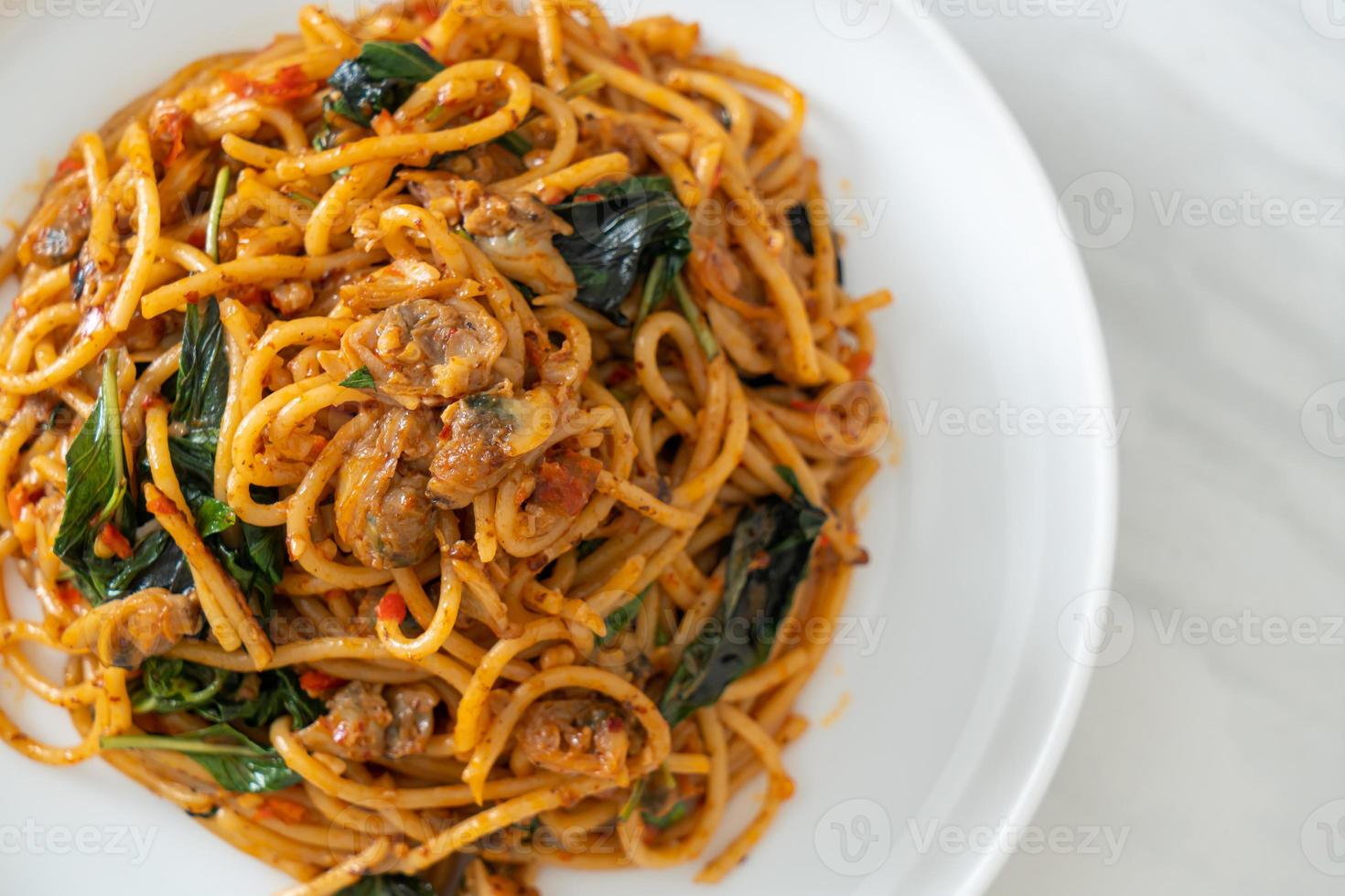 spaghetti sauté aux palourdes et pâte de piment photo