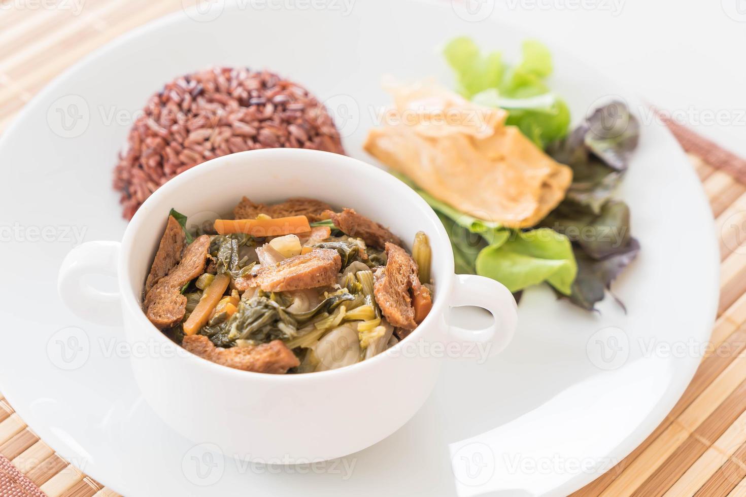 ragoût de légumes chinois et tofu avec riz aux baies photo