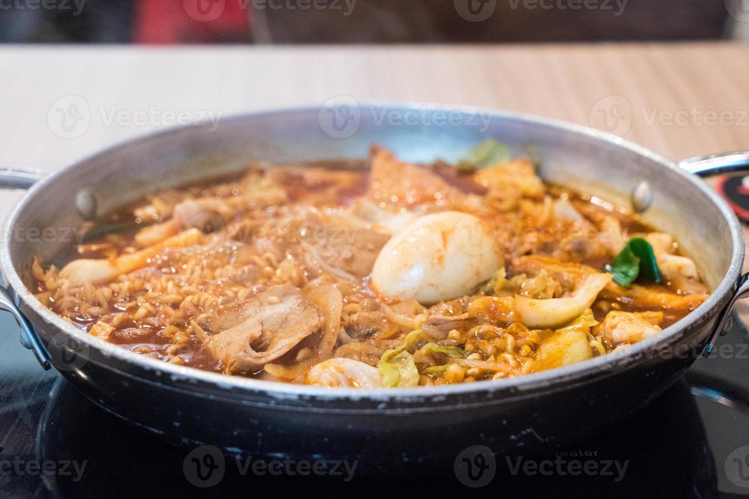 tokpokki - cuisine coréenne traditionnelle, style hot pot. photo