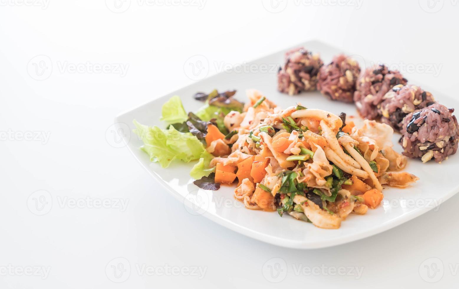 salade végétalienne épicée avec baies collantes et riz aux céréales photo