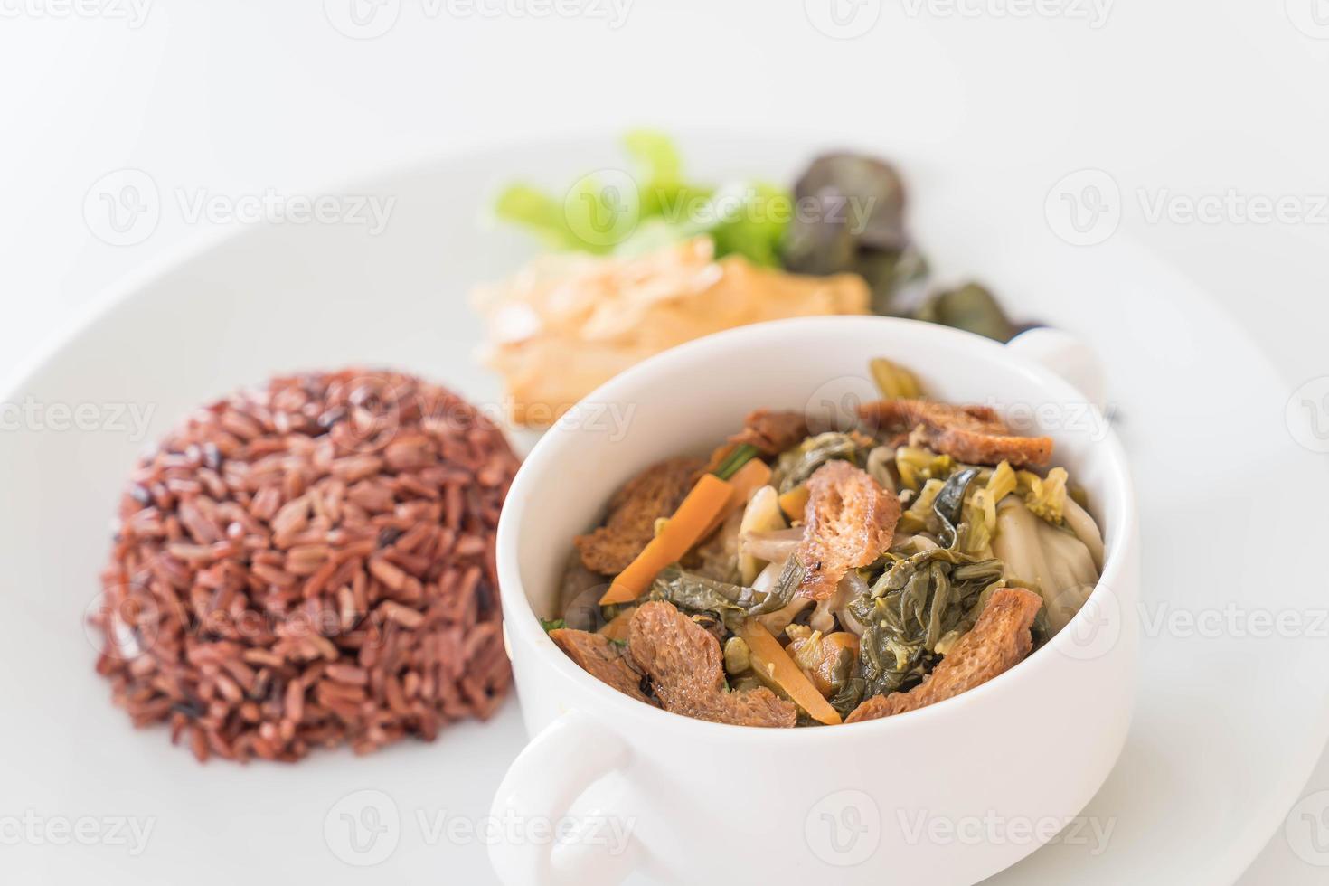 ragoût de légumes chinois et tofu avec riz aux baies photo