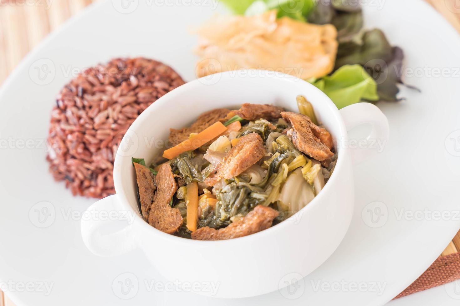 ragoût de légumes chinois et tofu avec riz aux baies photo