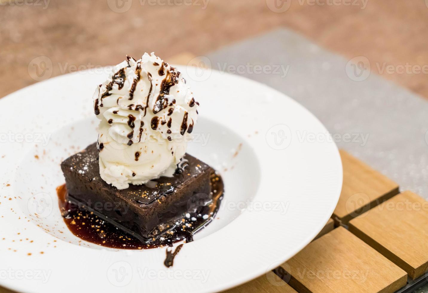 Brownie sundae avec une boule de glace à la vanille photo