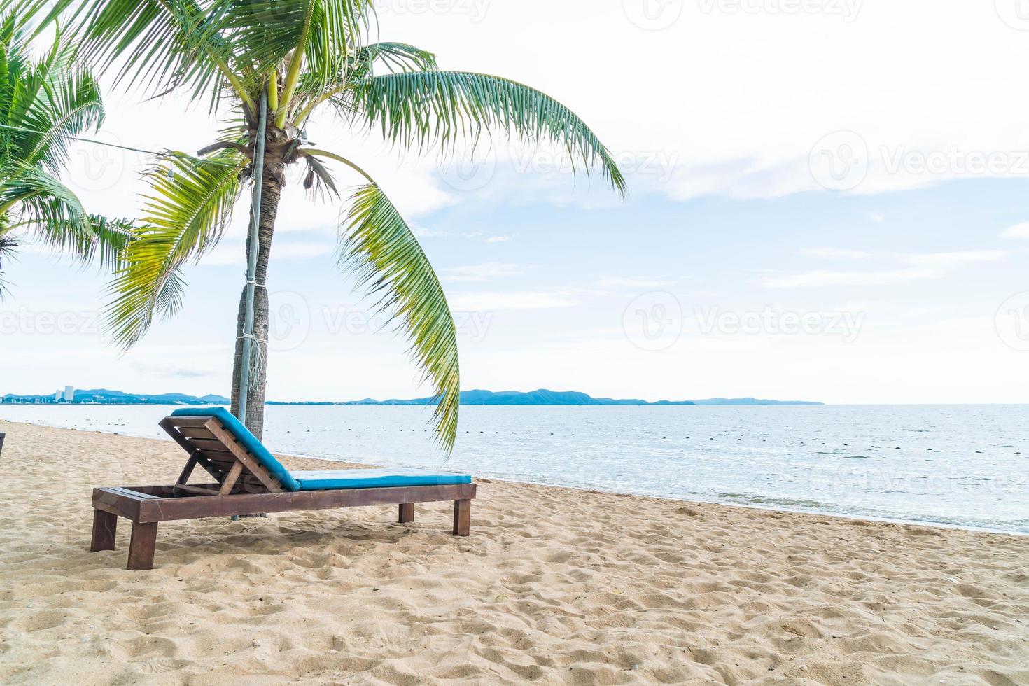 chaise de plage, palmier et plage tropicale à pattaya en thaïlande photo