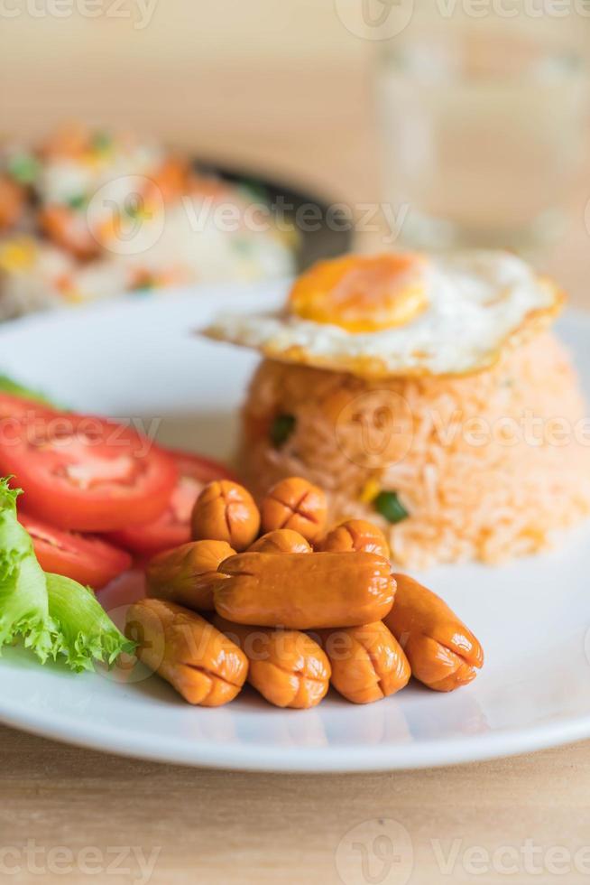 riz frit avec saucisse et oeuf au plat sur la table photo