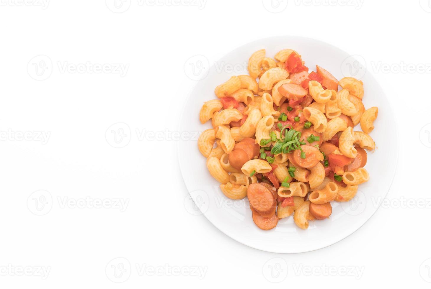 macaroni aux saucisses sur fond blanc photo