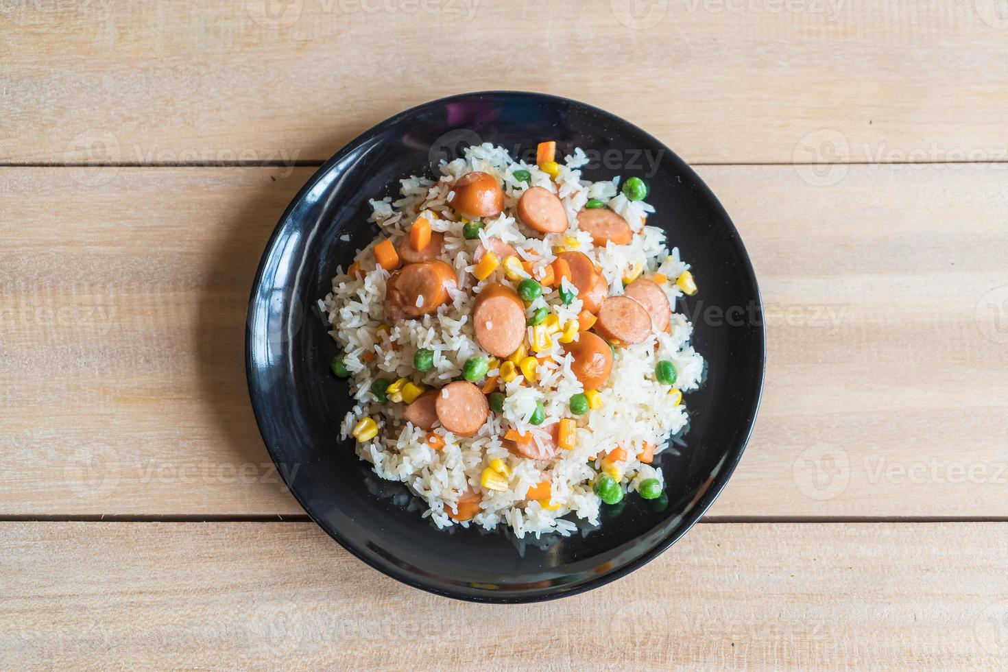 riz frit avec saucisse sur la table photo