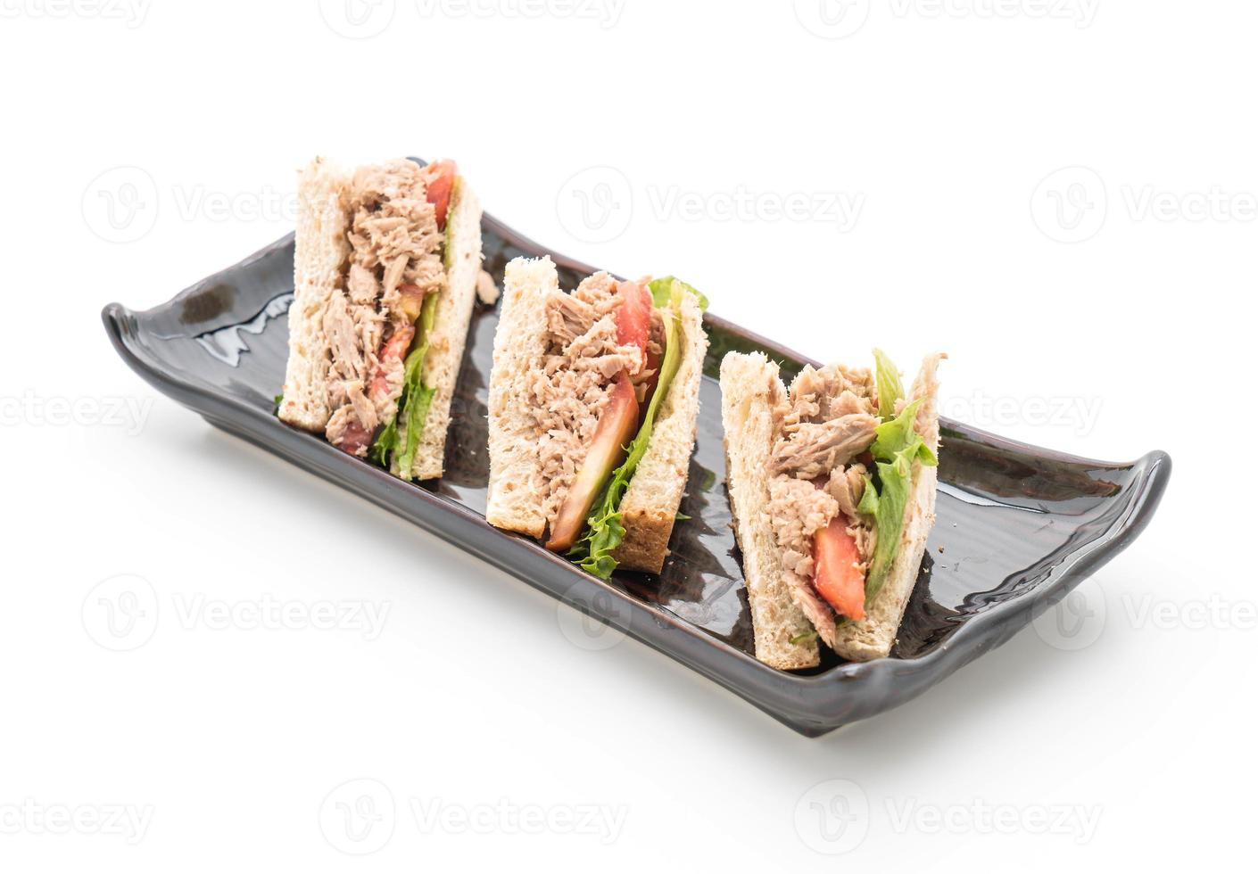 sandwich au thon sur fond blanc photo