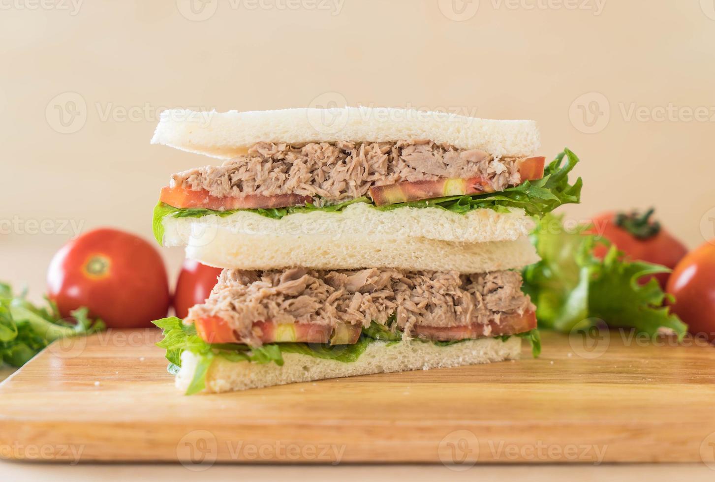 sandwich au thon sur planche de bois photo