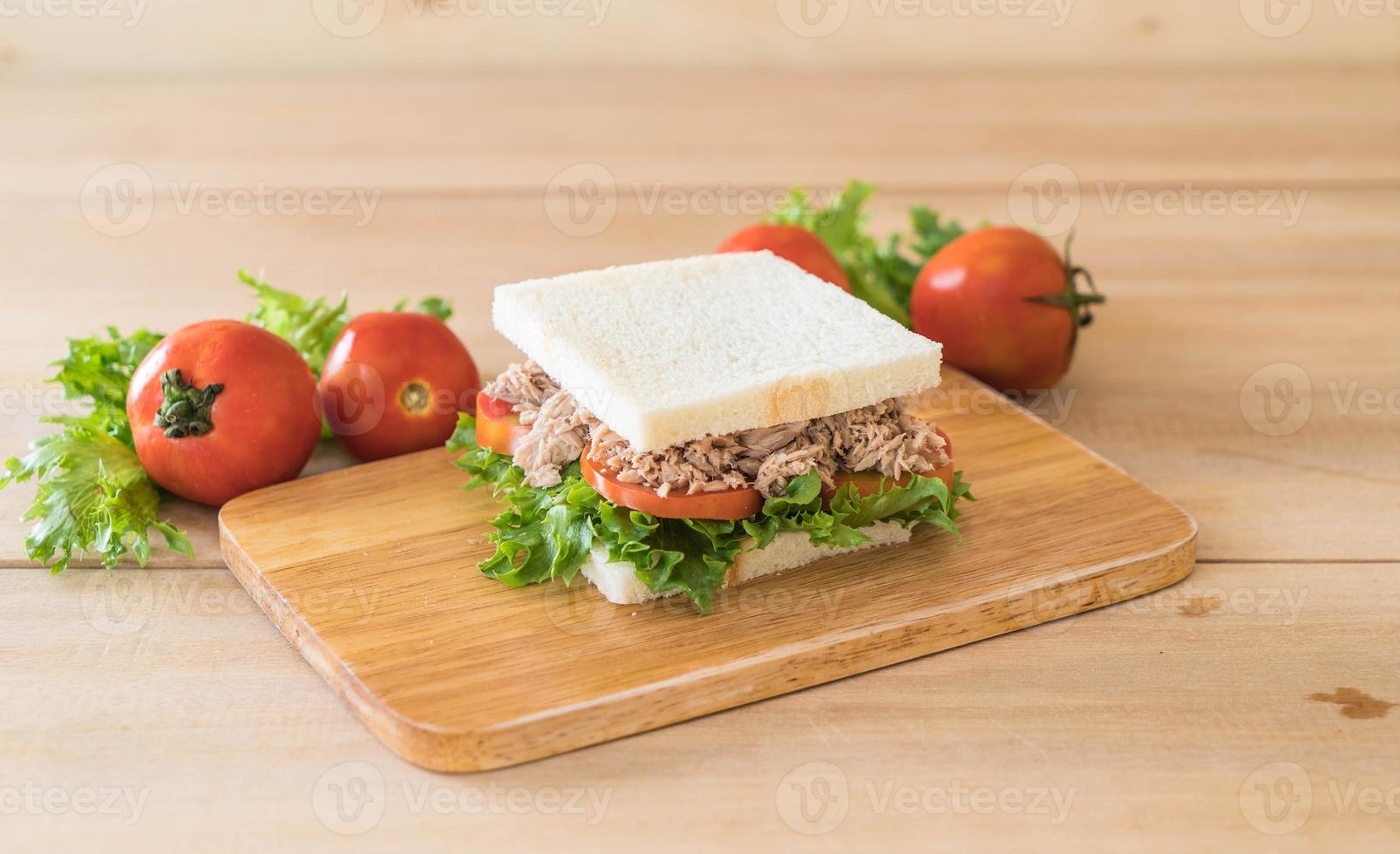 sandwich au thon sur planche de bois photo