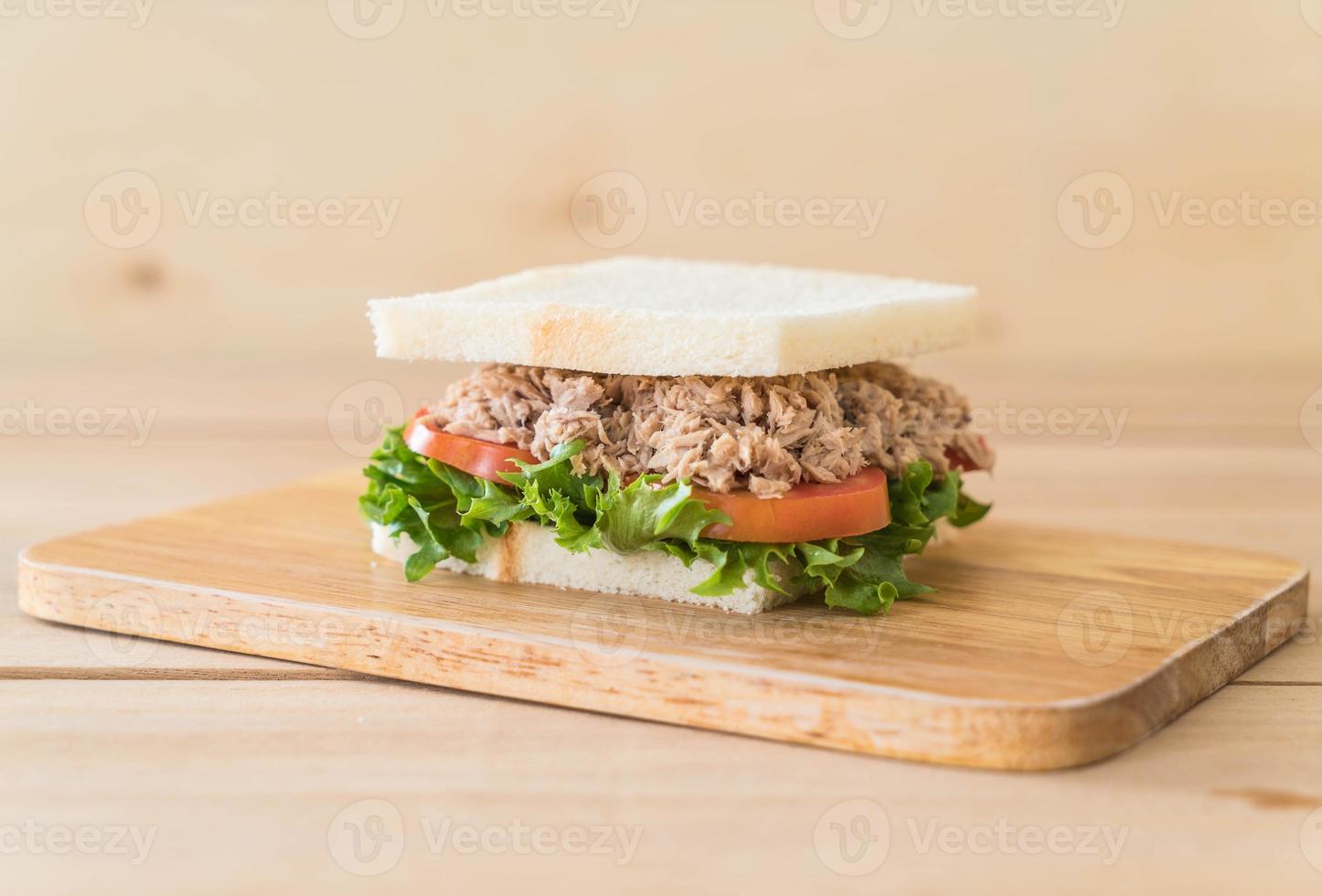 sandwich au thon sur planche de bois photo