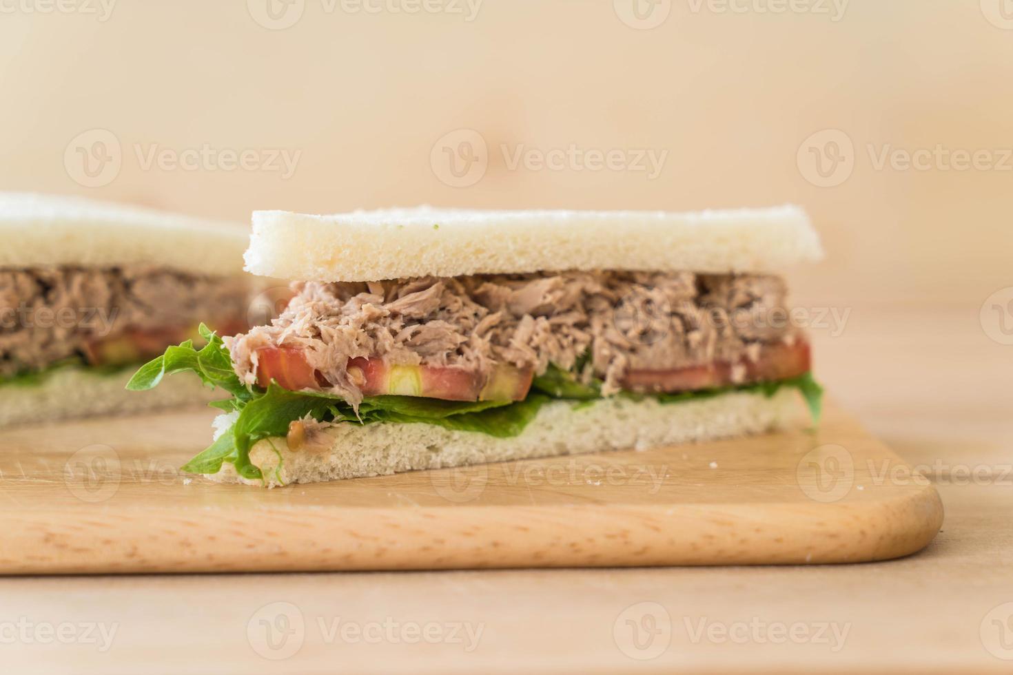 sandwich au thon sur planche de bois photo