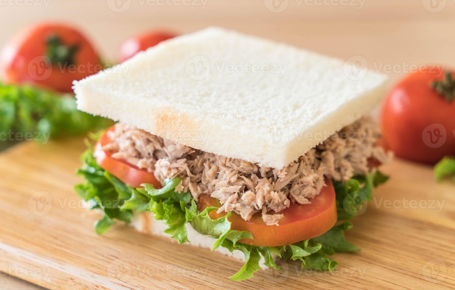 sandwich au thon sur planche de bois photo