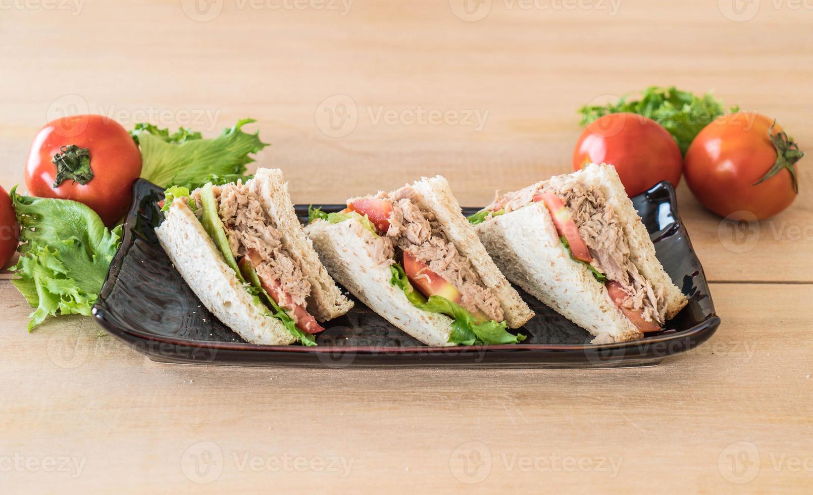 sandwich au thon sur la table photo