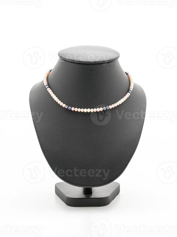 beau et collier de luxe avec collier de support de bijoux sur fond blanc photo