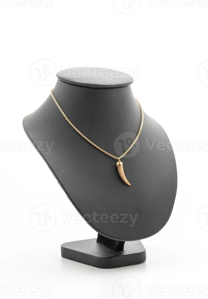 beau et collier de luxe avec collier de support de bijoux sur fond blanc photo