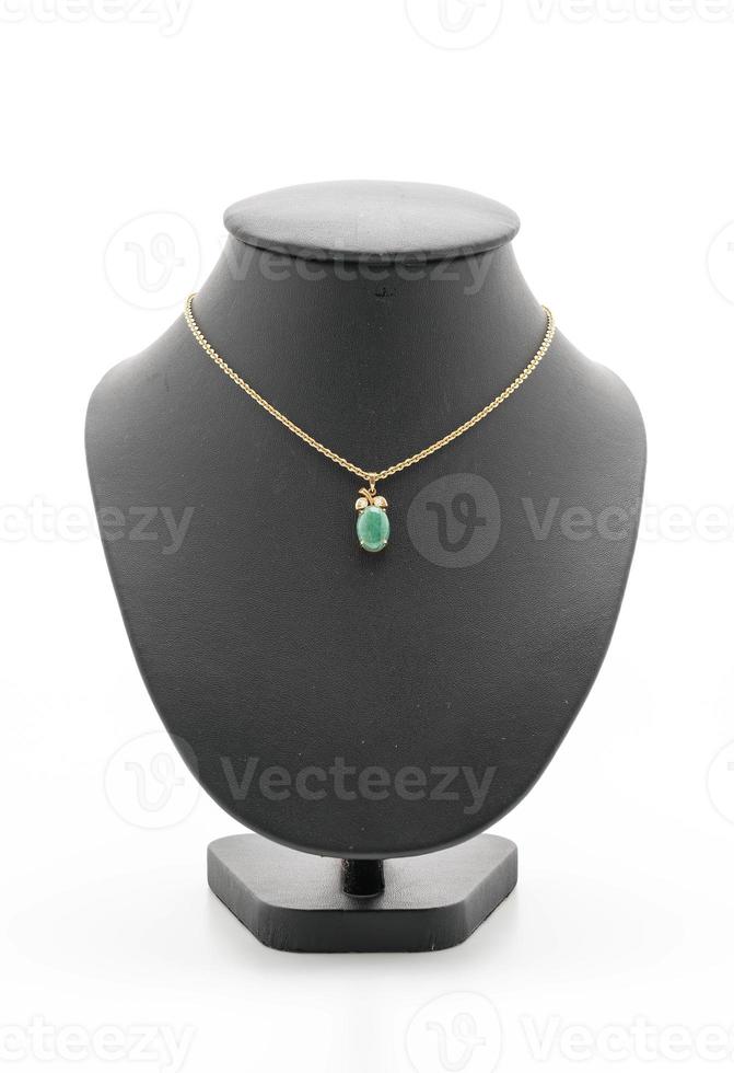 beau et collier de luxe avec collier de support de bijoux sur fond blanc photo