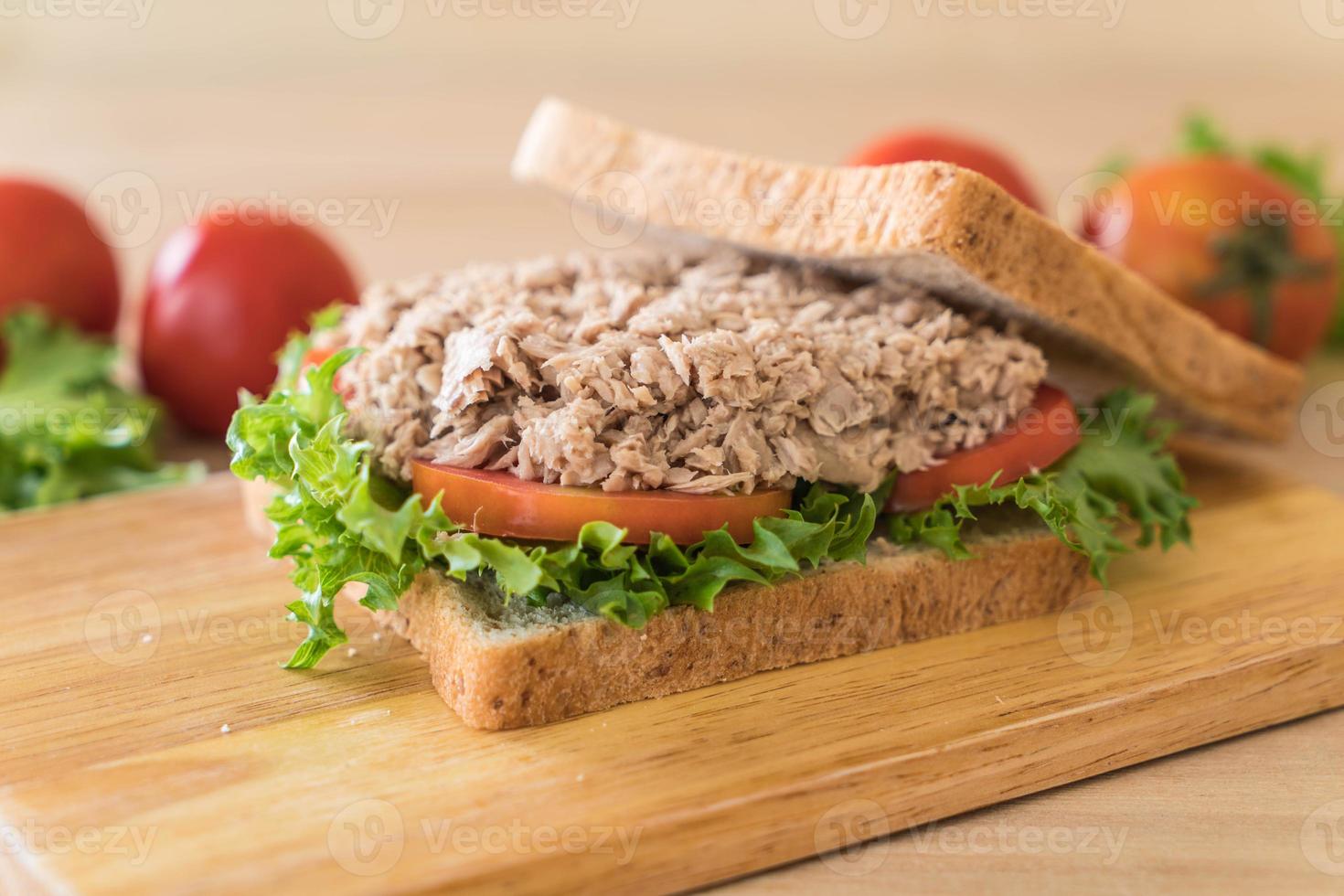 sandwich au thon sur planche de bois photo