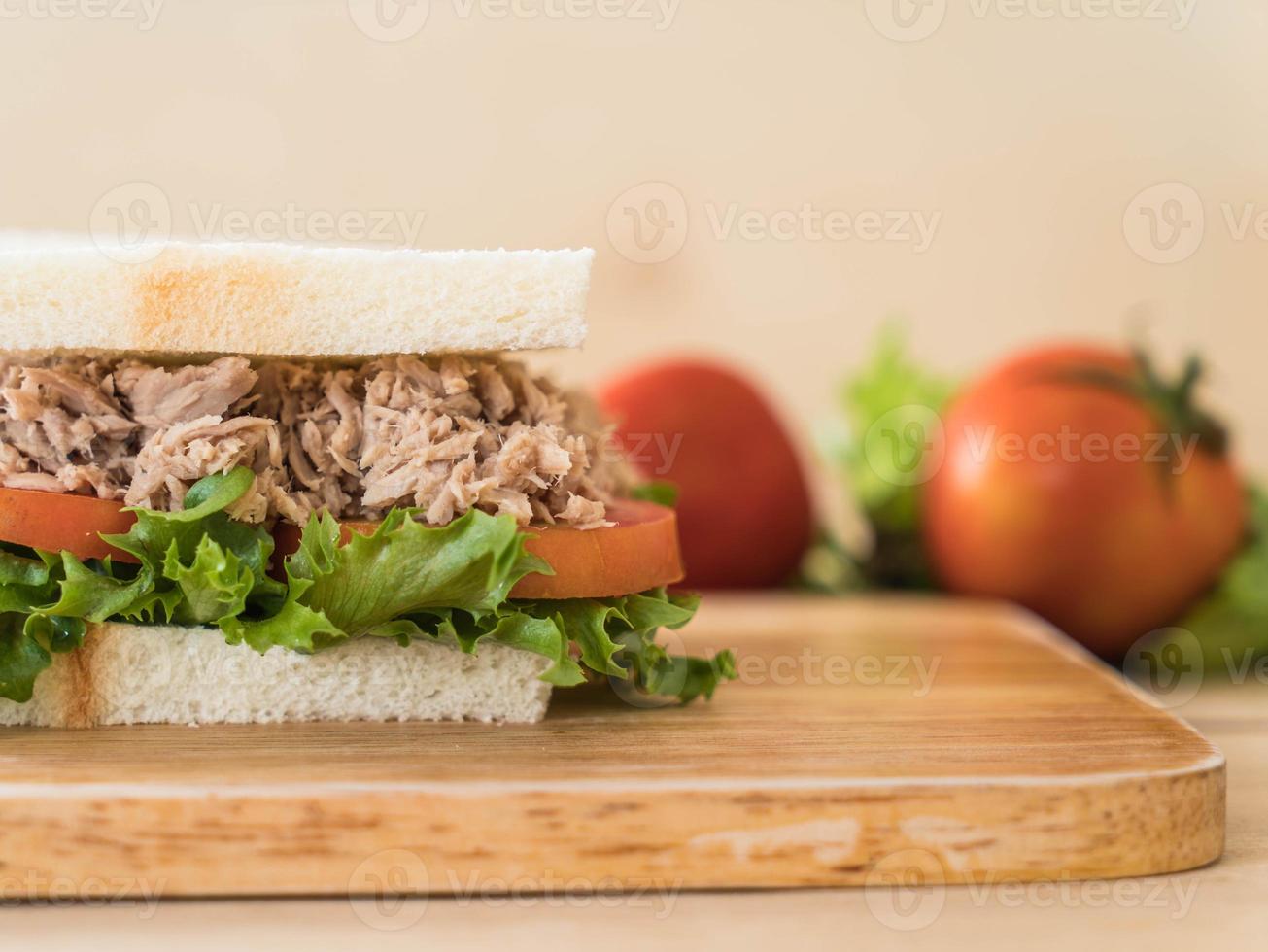 sandwich au thon sur planche de bois photo