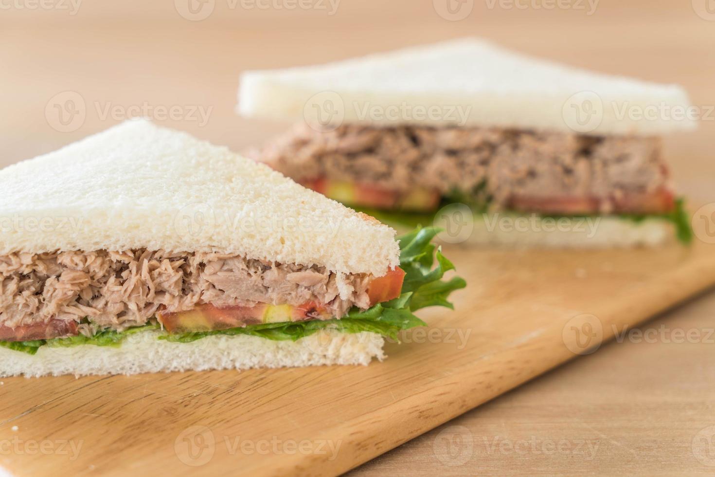 sandwich au thon sur planche de bois photo