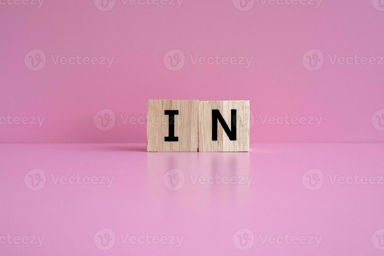 en bois blocs forme le texte dans contre une rose Contexte. photo
