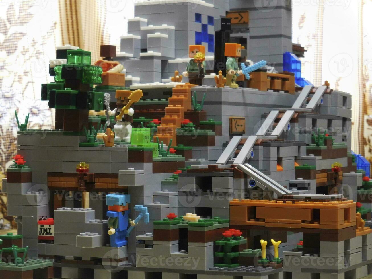 gros lego constructeur dans le style de Minecraft, joueurs' aventures photo