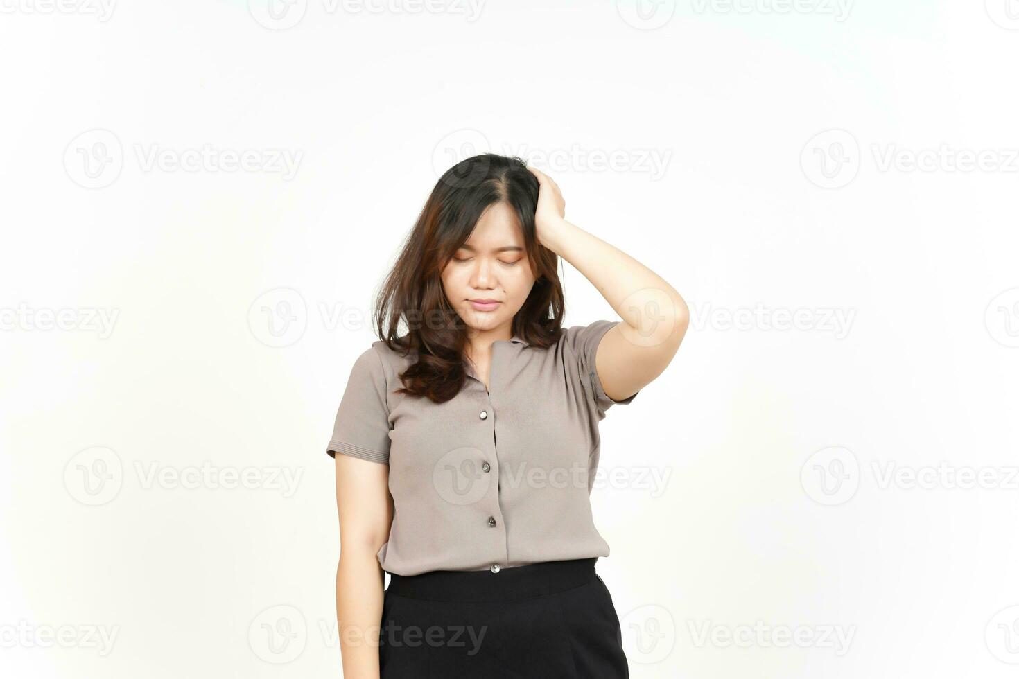 Souffrant de maux de tête geste de belle femme asiatique isolé sur fond blanc photo