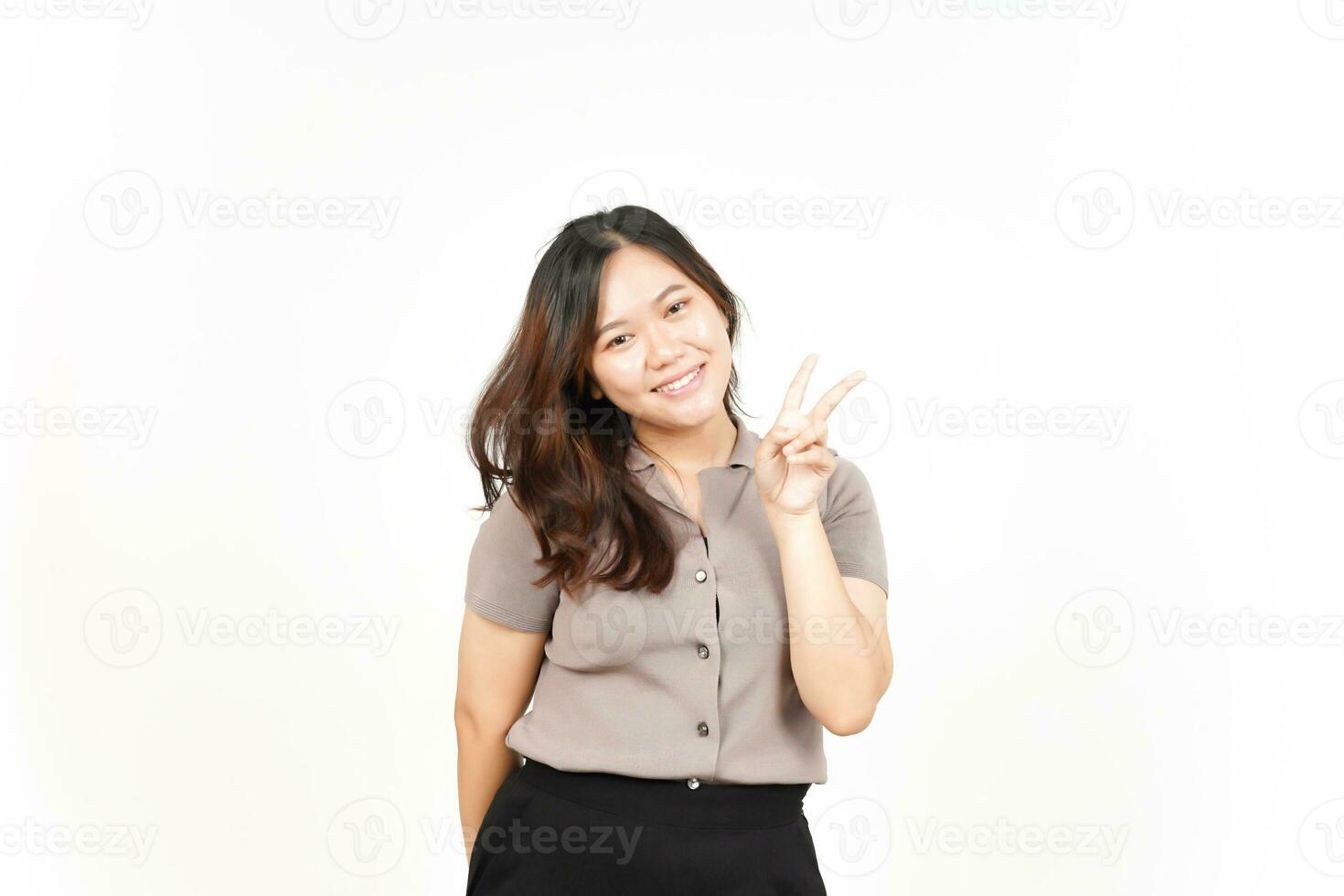 montrant paix signe et souriant de magnifique asiatique femme isolé sur blanc Contexte photo