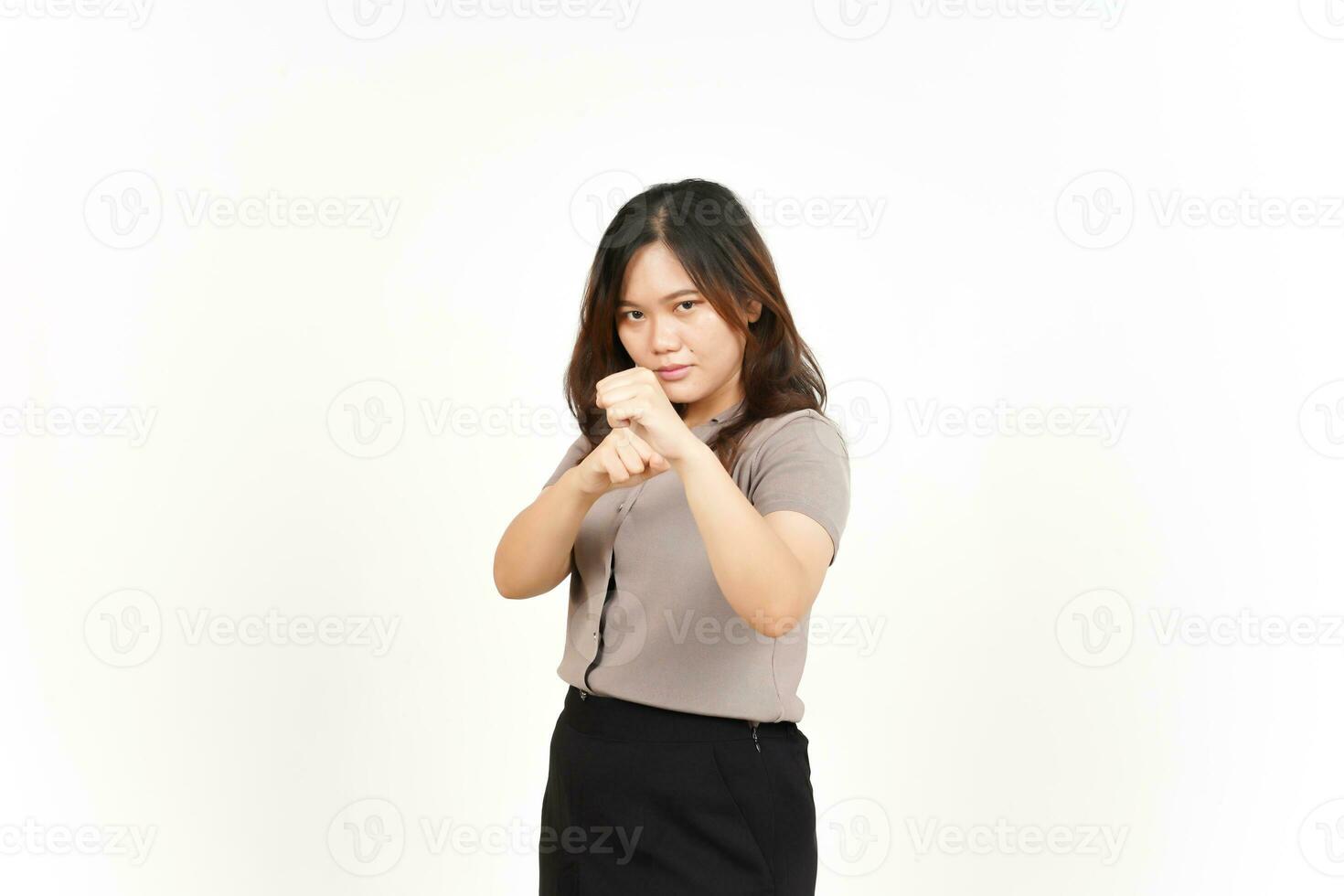 coup de poing pour combattre une belle femme asiatique isolée sur fond blanc photo