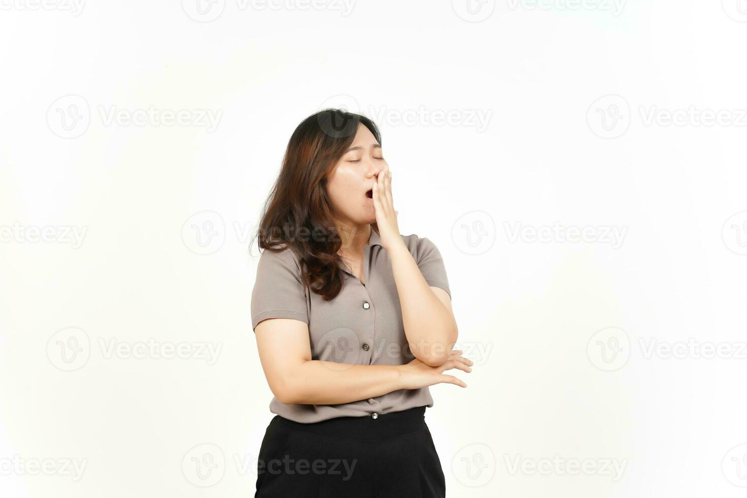 geste de bâillement d'une belle femme asiatique isolée sur fond blanc photo