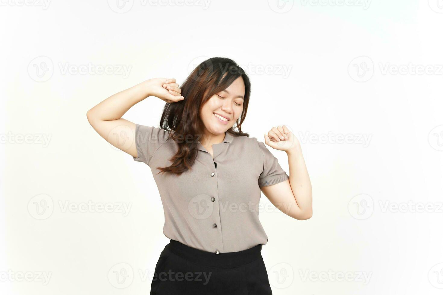 souriant et dansant geste de magnifique asiatique femme isolé sur blanc Contexte photo