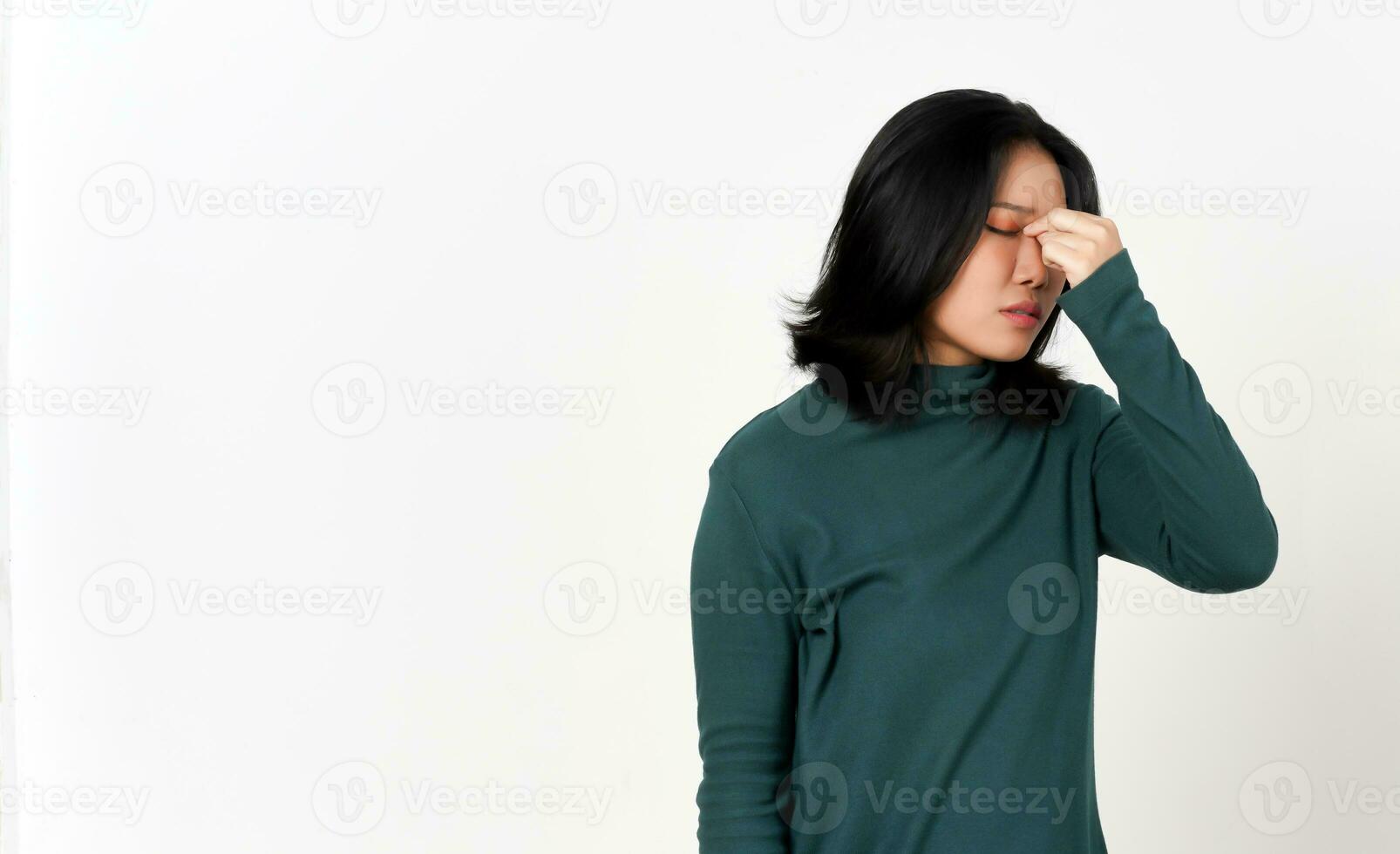 sentiment mal de crâne geste de magnifique asiatique femme isolé sur blanc Contexte photo