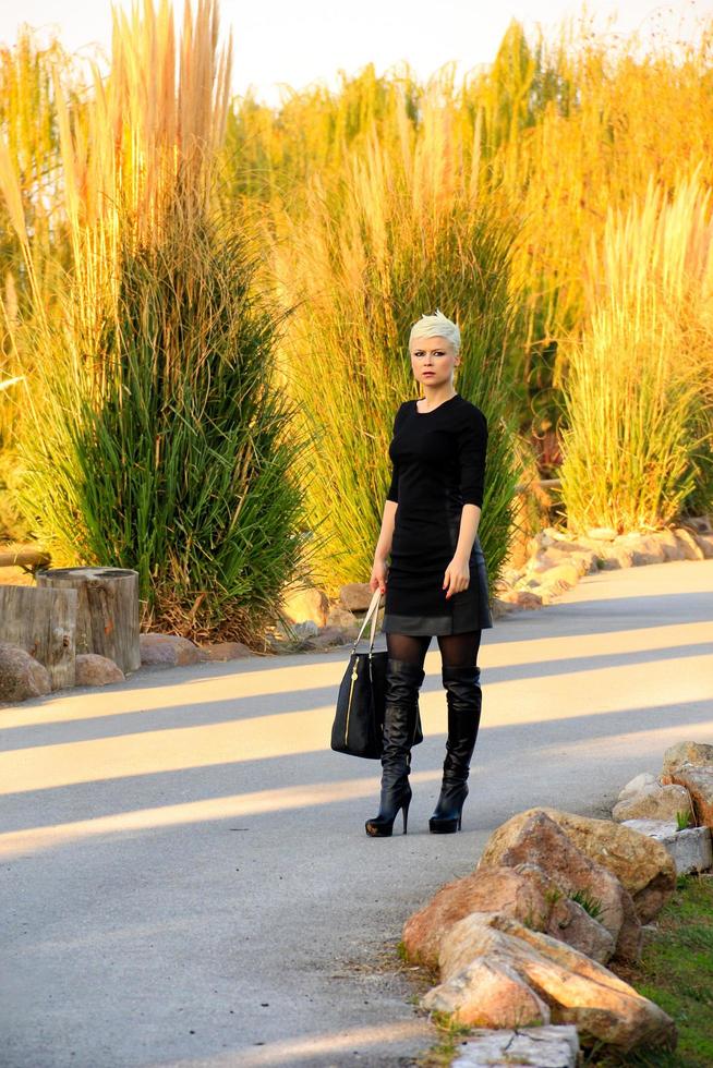 femme blonde dans le parc dans la nature verdoyante photo