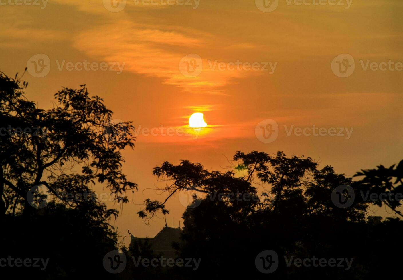 gros rouge Soleil a été en hausse sur une brumeux hiver Matin. le atmosphère est chaud et romantique. il est une image vu sur une du froid et légèrement froid journée avec une très romantique atmosphère. photo