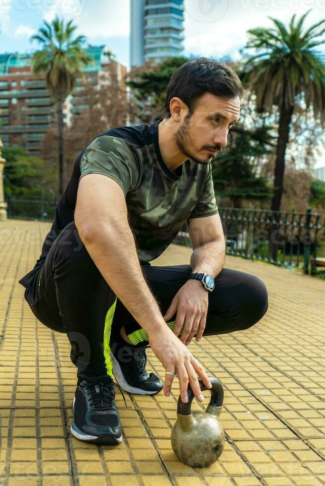 une homme repos après exercice en plein air. concept sport. photo